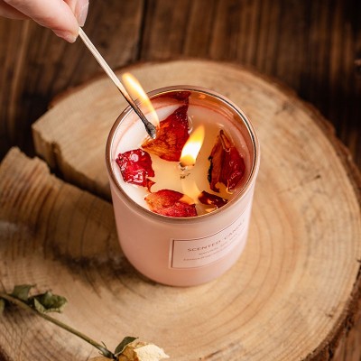 Velas perfumadas com flores secas
